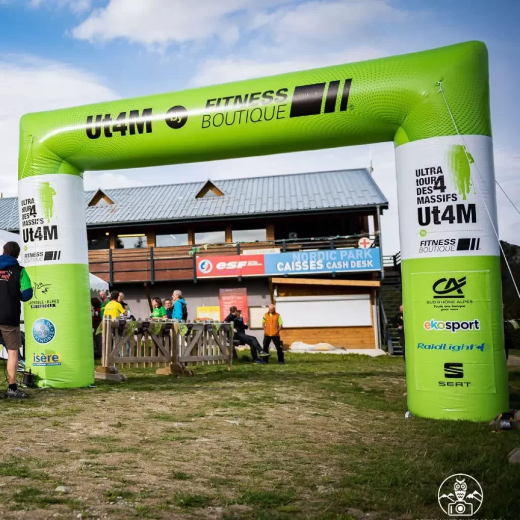 A straight inflatable arch for a sporting event: The UT4M race