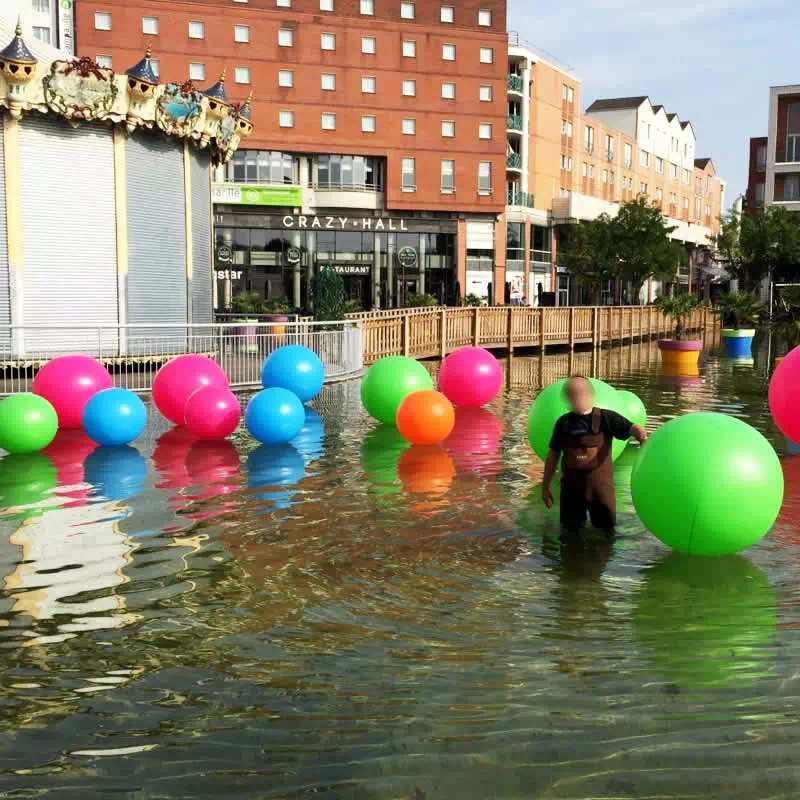 Produttore di palloncini da utilizzare come decorazione su una piscina o durante un evento come una festa di compleanno. Il palloncino offre un effetto inedito sull'acqua.