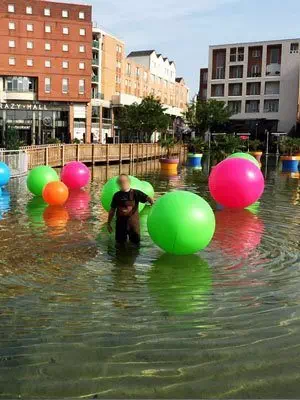 Voici un exemple de ballon géant gonflé à l'air.  SUr cette images ne sont pas personnalisés, mais leur différents coloris permettent de créer une ambiance spécifique lors de l'événement.