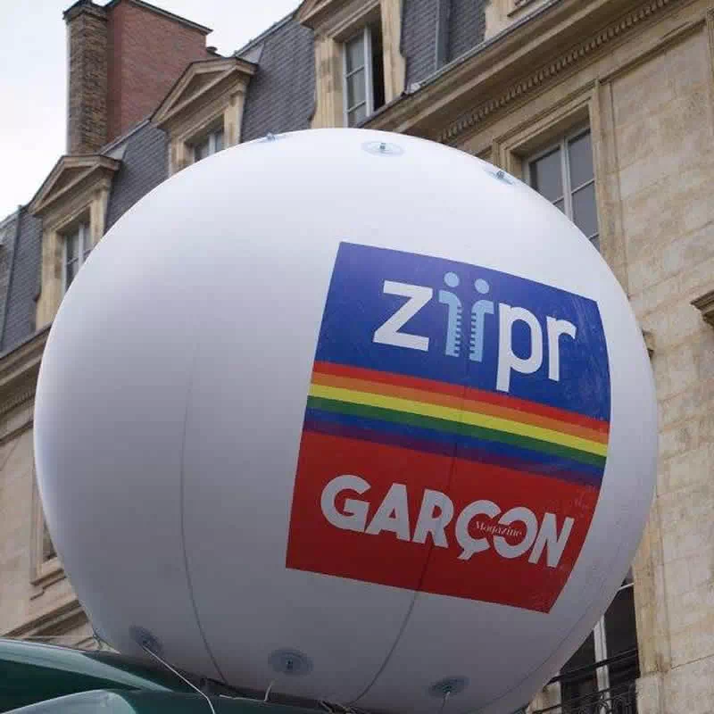 Un globus gegant inflat d'aire per a una demostració