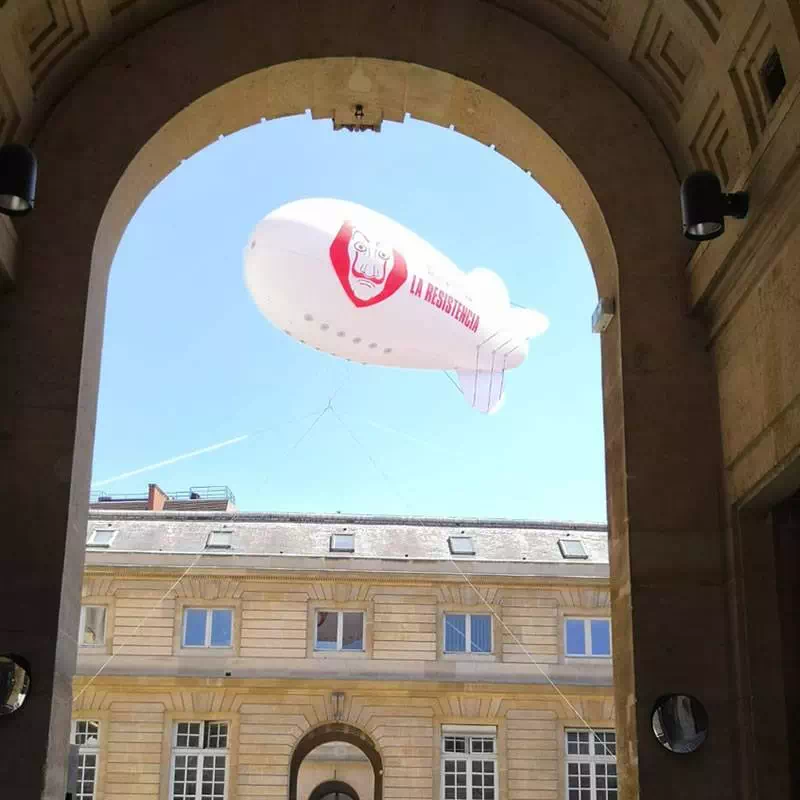 Un ballon géant dirigeable pour un évènement Netflix qui est la Case Del Papel. Ce produit gonflable est en hélium avec le logo de la série.