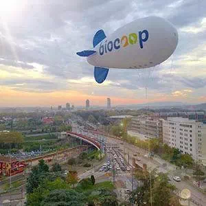 Mit Helium gefüllter Werbe-Luftschiffballon für die Eröffnung eines neuen Biocoop-Ladens. 
