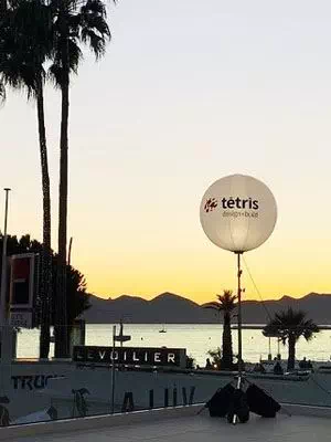 Mit den leuchtenden Ballons können Sie eine stimmungsvolle Atmosphäre auf Ihren Partnerpartys schaffen.  Eine Werbeanbringung ist möglich und ermöglicht es Ihnen, Ihre Marke dank der Glühbirnen und des LED-Systems in den Himmel zu projizieren.  