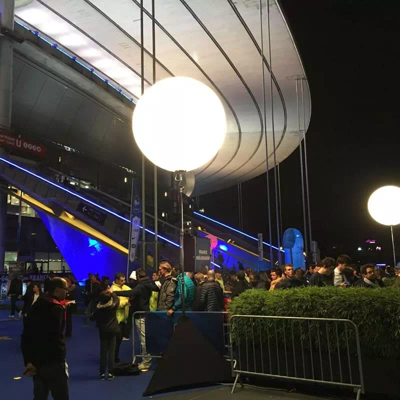 Un globo de iluminación (tipo Airstar) de aproximadamente 2800 lúmenes durante el control de seguridad en las entradas de un evento. 