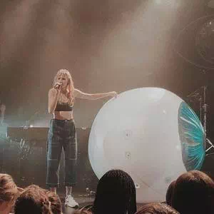 É possível utilizar balões gigantes para animar o público, aqui está um exemplo com a cantora Angèle que utilizou os nossos balões durante a sua canção &quot;Je veux tes yeux&quot;.