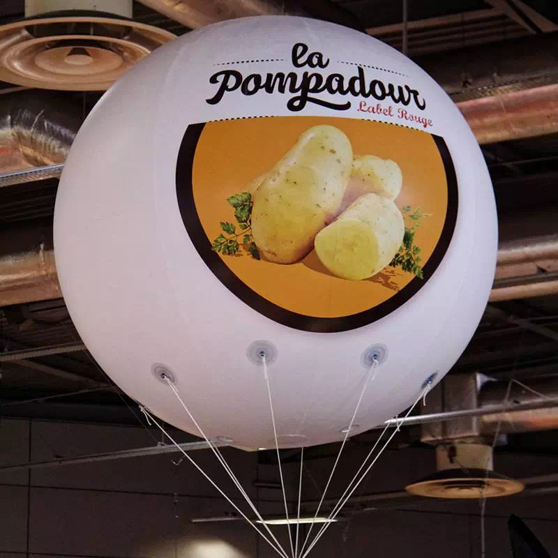 Un ballon gonflé d'hélium pour afficher de la publicité lors d'un salon