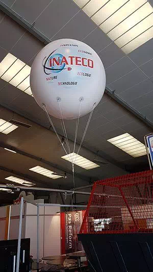 Un ballon géant gonflé à l'hélium sur un stand. Demandez votre prix fabricant.