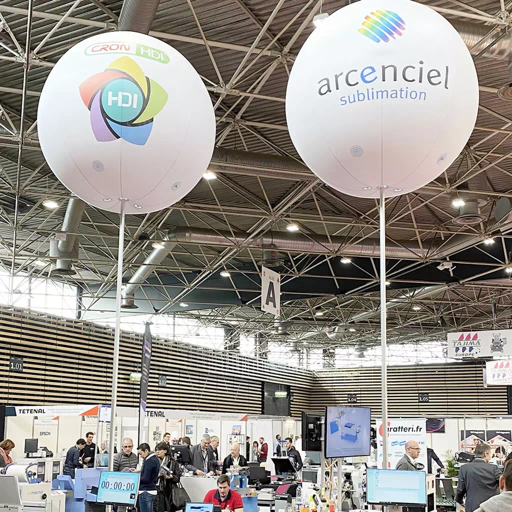 Nous avons inventé ces ballons publicitaires sans hélium pour optimiser la visibilité sur les salons professionnels. Ces ballons géants gonflés à l'air permettent de réduire les couts de la publicité sur votre stand.