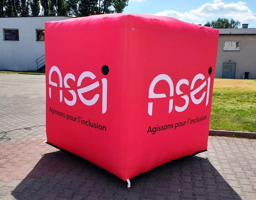 Il fabbricante di forme speciali ha l'aspetto di un cubo a tenuta d'aria per un evento con il logo dell'azienda espositrice. È possibile realizzare diverse forme a seconda della complessità.