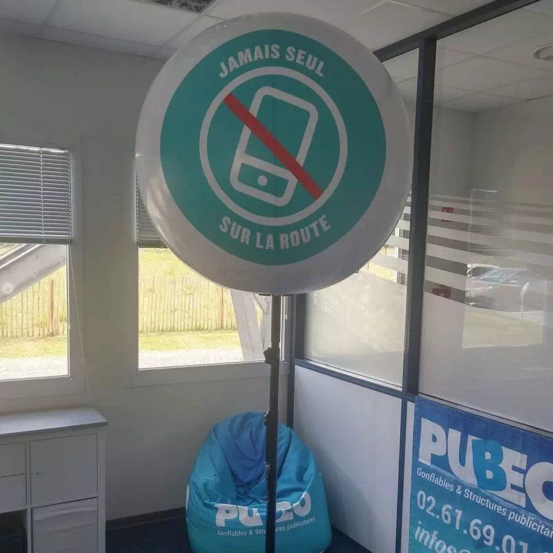 Ballon gonflable géant posé sur trépied pour votre publicité