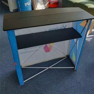 Recepční pult je navržen s hliníkovou konstrukcí a slouží jako stolek pro prezentace.