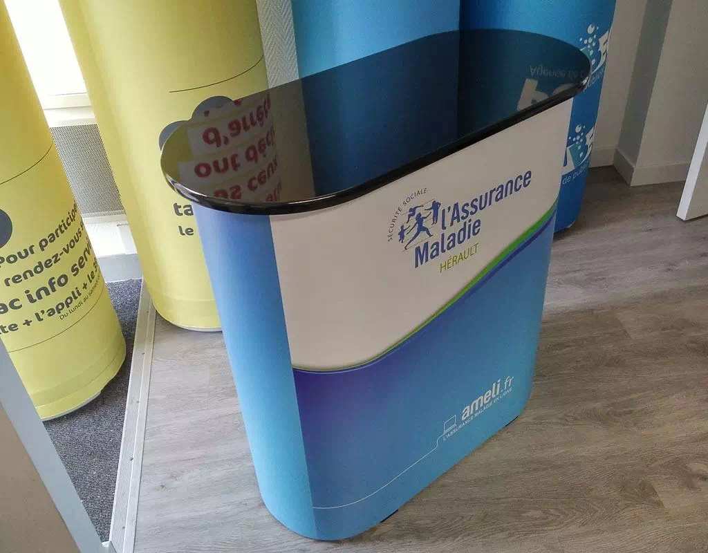 Fabricant de comptoir parapluie ou bureau pour une entreprise lors d'un salon est disponible en plusieurs coloris.  Les prix varient selon la taille.