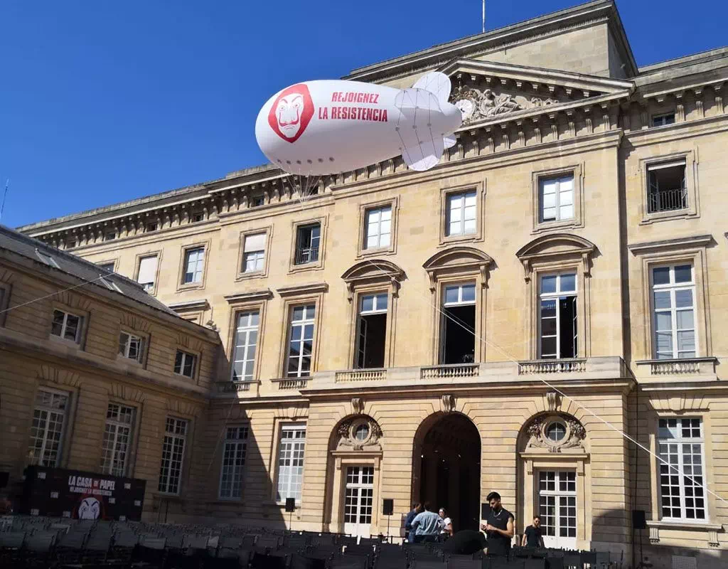 Le dirigeable gonflable est utilisable en extérieur pour offrir un large volume pour de la publicité d'un évènement. Ce ballon géant est appelé aussi airship.