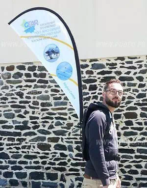 Le drapeau sac à dos dans un lieu par définition où il y a du public.