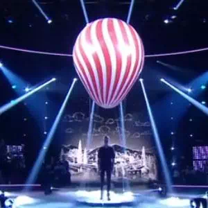Reklamní konstrukce ve tvaru horkovzdušného balónu plněná heliem vyrobená na zakázku pro televizní pořad The Voice.