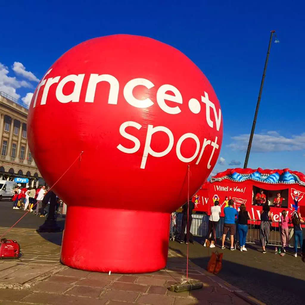 Une montgolfière publicitaire autoventilée (posée au sol) pour France TV Sport.