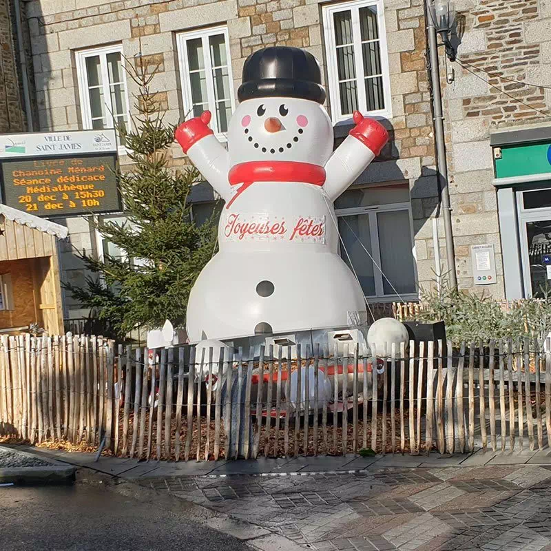 Un bonhomme de neige comme décor de Noël dans votre centre-ville