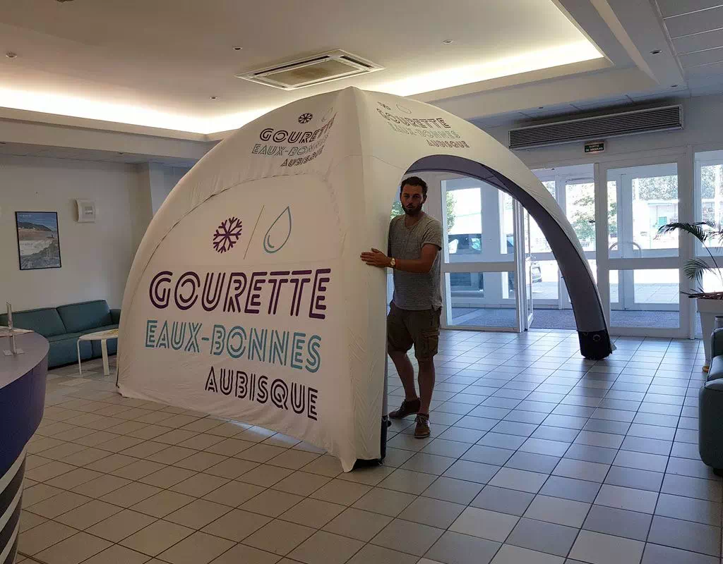 La tente gonflable est un modèle pour accueillir des enfants grâce à une protection en toile de qualité.